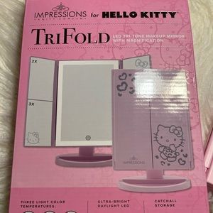 IMPRESSIONS HELLO KITTY LED TRIFOLD MIRROR